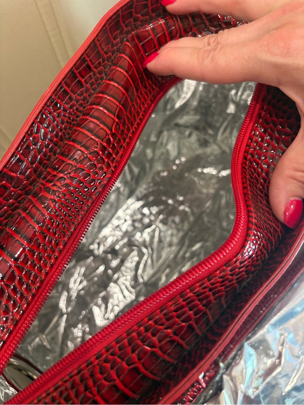Croc-Embossed Red Shoulder Bag with Adjustable Strap - Picture 4 of 7